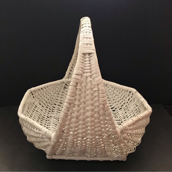 Large white pentagon shape rattan basket - Picture 2 of 6